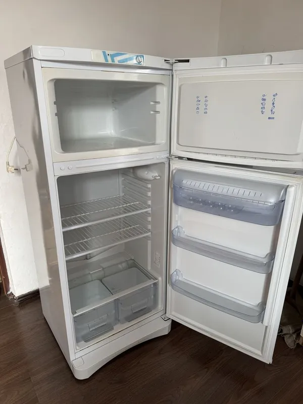 Холодильник Indesit — фото 1