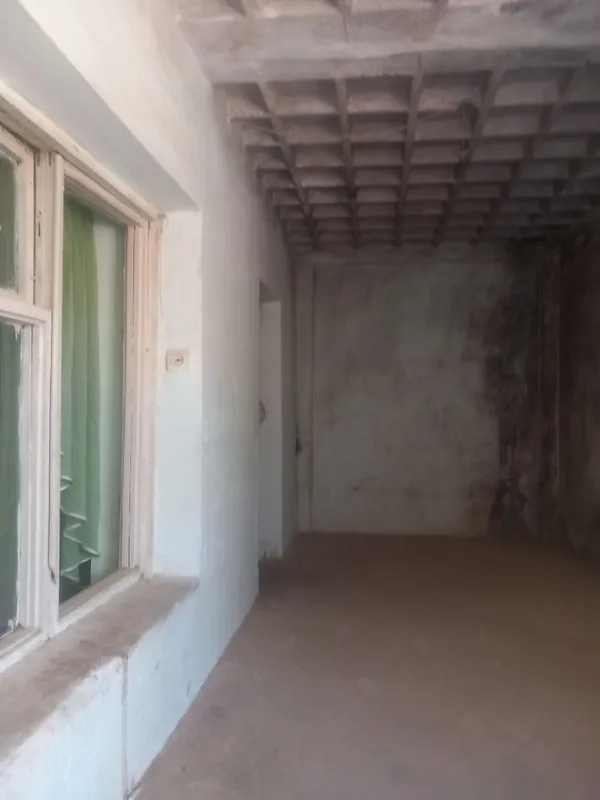 Uy sotiladi 1 etaj narxini kelishamiz kami bor 3 xona 5