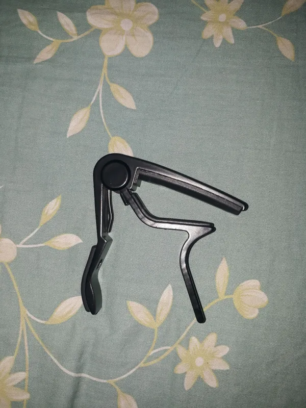 Gitara sotiladi razmer 38 aybi yoq 4 Gitara sotiladi razmer 38 aybi yoq 4