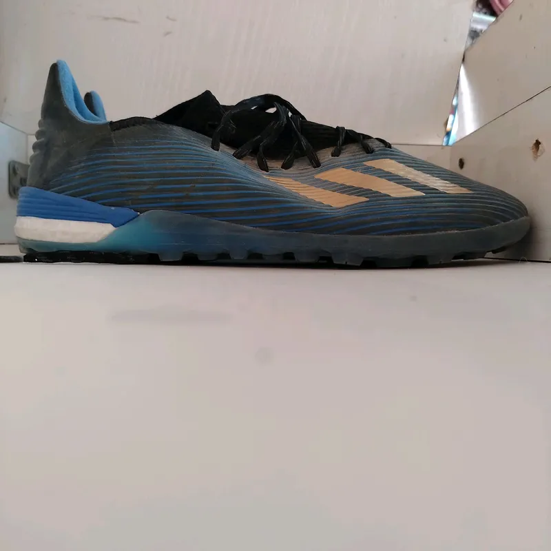 Adidas krossovkalari sotiladi 2