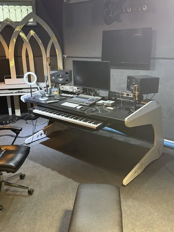 Studio uchun stol sotiladi