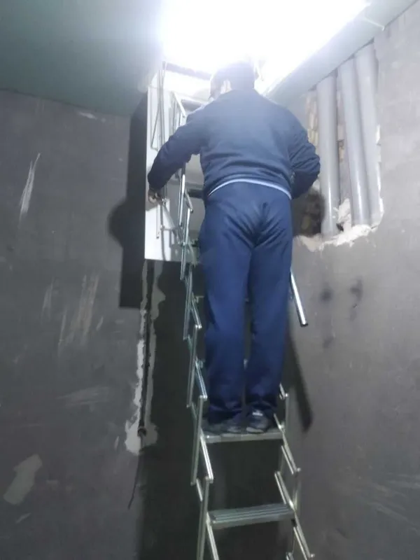Люк большой с лестницей для чердака для технического осмотра помещений — фото 3