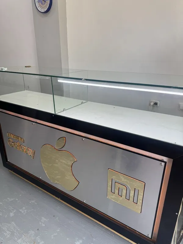 Telefon u.n vitrina yaxwi holatda