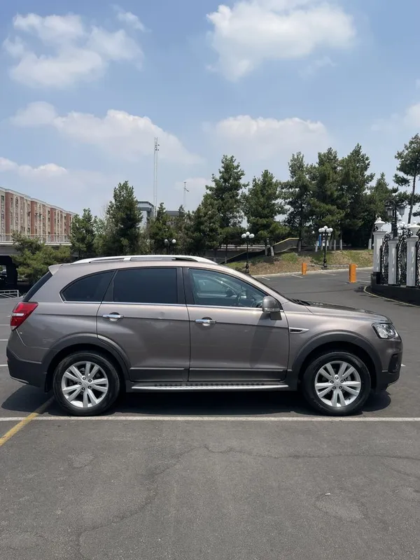 Chevrolet Captiva 3/4 4 Chevrolet Captiva 3/4 4