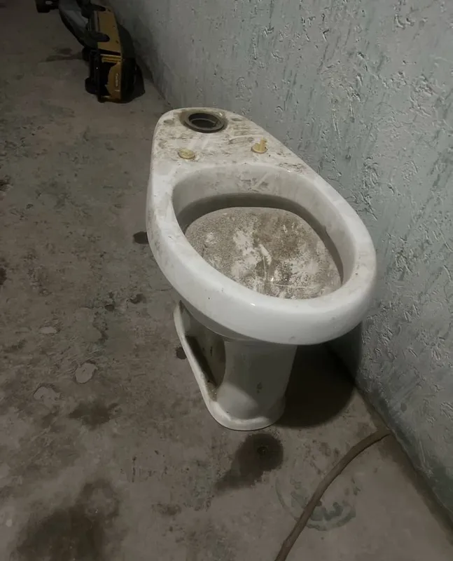Unitaz chugunniy srochniy sotiladi 1 Unitaz chugunniy srochniy sotiladi 1