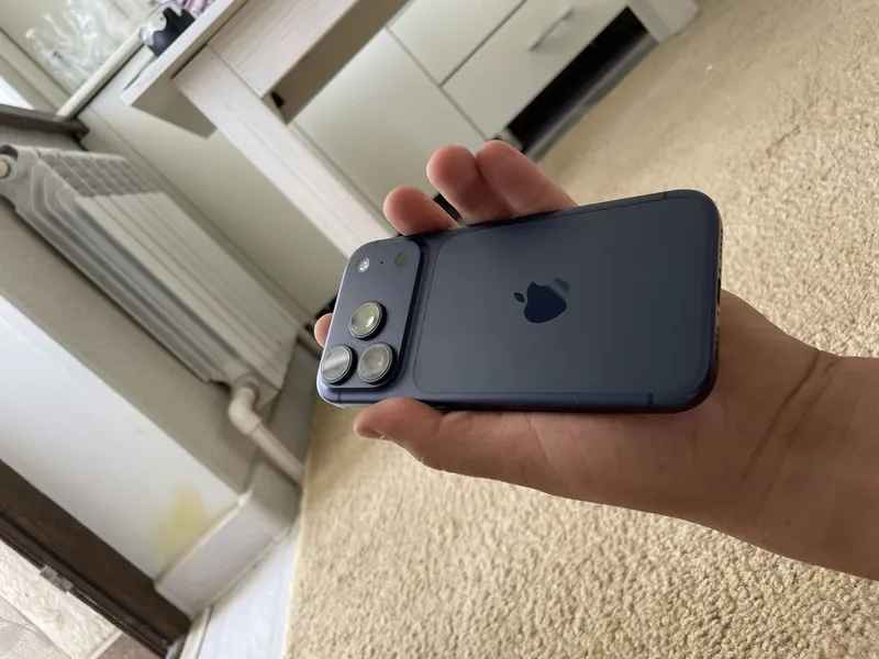 Iphone 17pro blue — фото 2