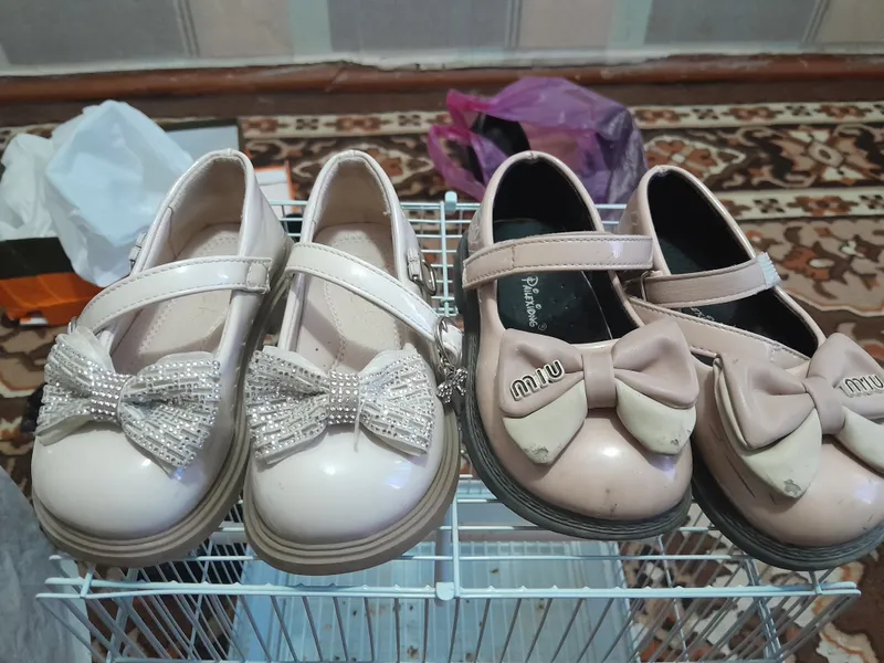 Qizlar uchun tuflilar: oq rangli 25 000, sut rangli 15 000 Qizlar uchun tuflilar: oq rangli 25 000, sut rangli 15 000