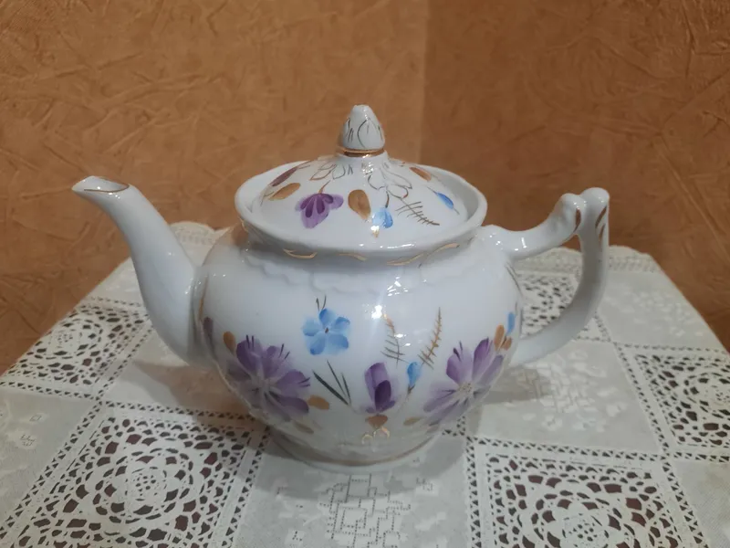 Красивый фарфоровый чайник. Вербилки. Ручная роспись, золочение. Вмес