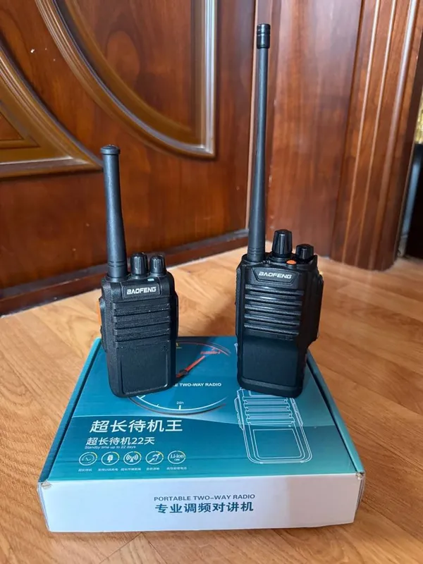 2x Baofeng sotiladi 4 2x Baofeng sotiladi 4