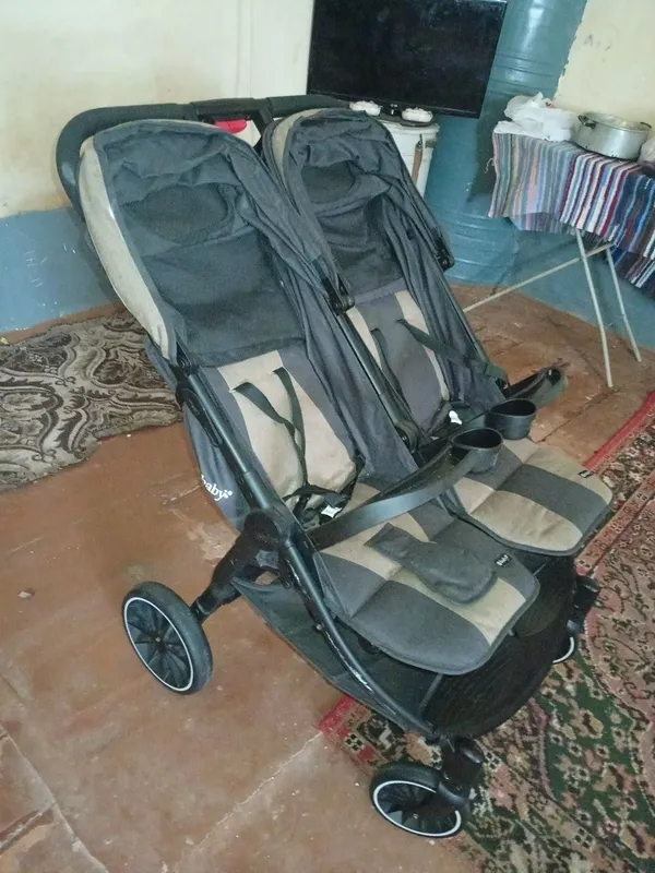 продается коляска для двойняшек.