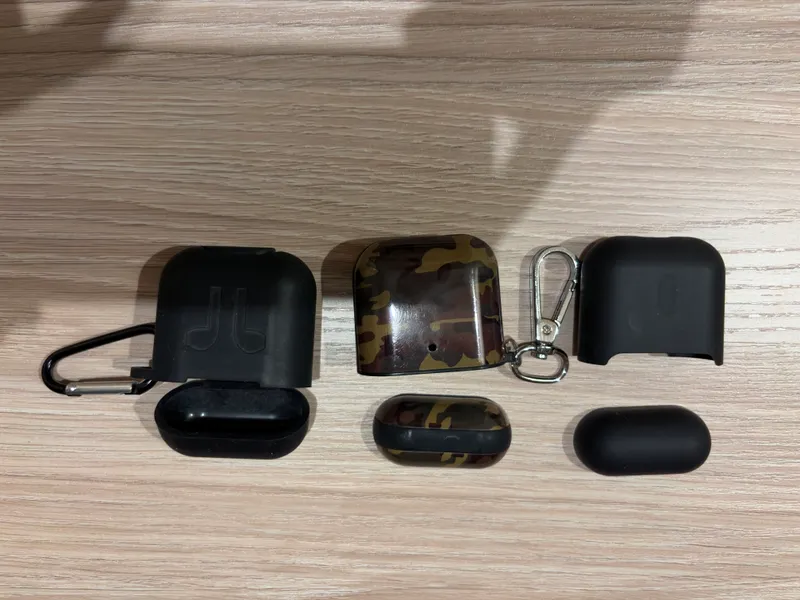 Отдаю даром чехлы для AirPods 1 Отдаю даром чехлы для AirPods 1
