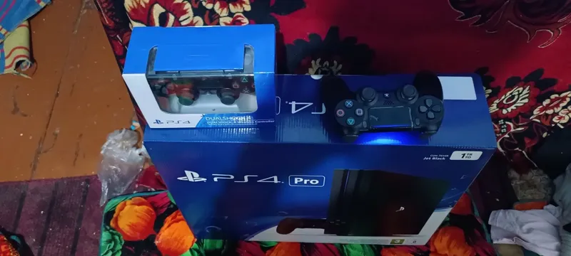 Продаю PS4 PRO есть игры