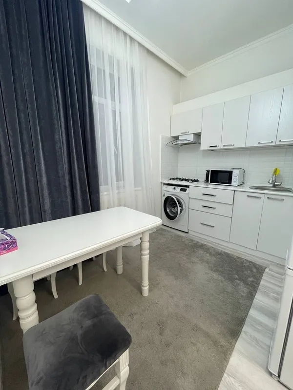 Студия 1-комнатная квартира, 30 м², 4/4, с ремонтом, высокие потолки — фото 6
