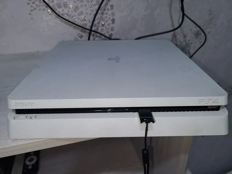 Play Station 4 slim 1 Play Station 4 slim 1