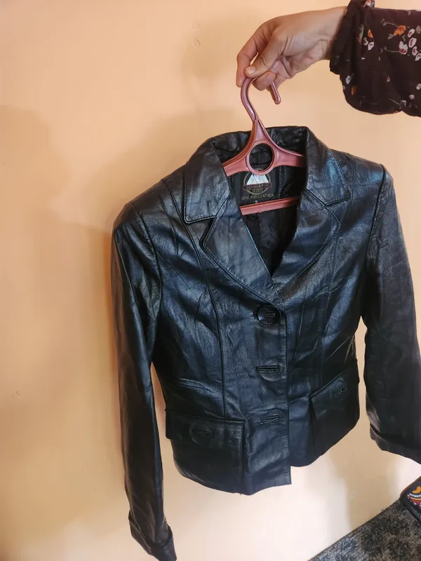 koja kastyum, rangi qora, razmer xl ,xolati yaxshi 1 koja kastyum, rangi qora, razmer xl ,xolati yaxshi 1