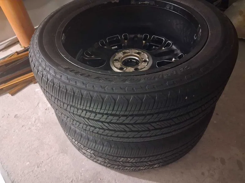Toyota Sequoia продаю родные диски с резиной оригинал — фото 4