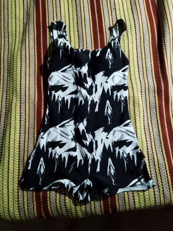 Продам купальник сплошной