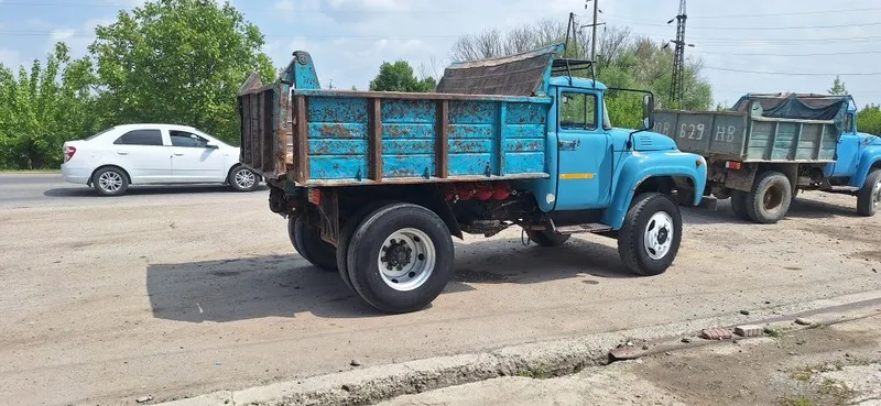 Zil sotiladi 4502 yili 88 aybi yuq 6000$ kami bor