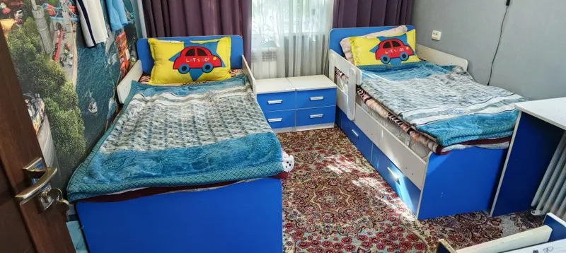 Мебели детская: кровать 2 шт+тумбочка+парта, полки — фото 1