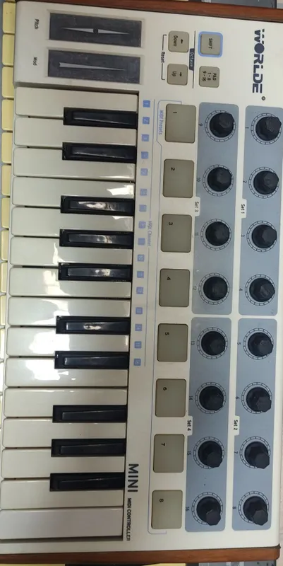 MIDI клавиатура WORLDE