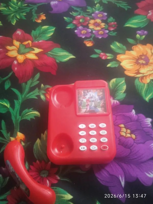 Bolalar uchun o'yinchoq telefoncha