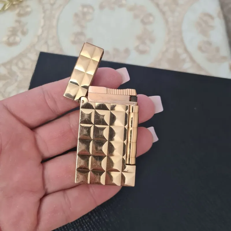 зажигалка S.T. Dupont с отделкой "diamond-head" 4 зажигалка S.T. Dupont с отделкой "diamond-head" 4