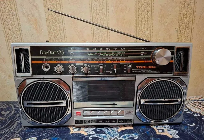 Магнитола Toshiba BomBeat RT-135S 1