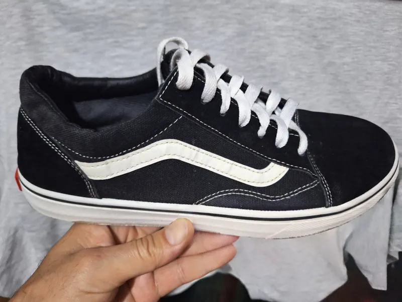"Vans" krossovkalari sotiladi 1