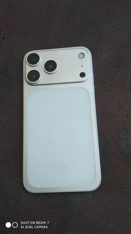 iPhone 11 korpus qilingan.Yomkusi 75 xotirasi 64.