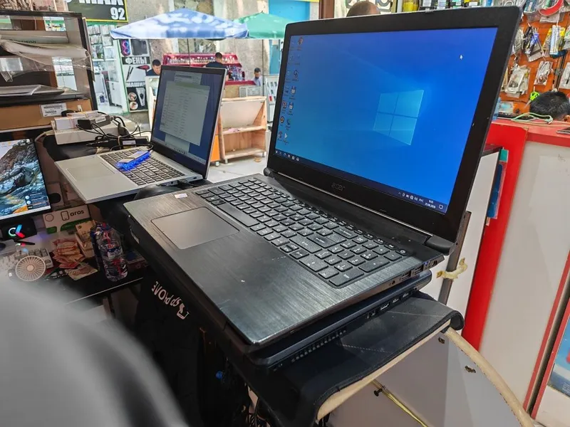 Noutbuk sotiladi Acer core i3
