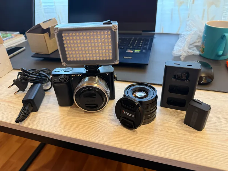 Sony a6000 + 16–50 mm kit obyektivi + 7artisans 1.8/50 mm 2