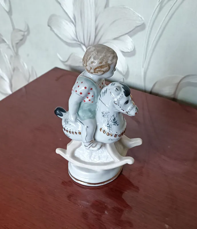 Продам статуэтку. Мальчик на лошадке.