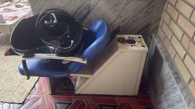 Sartaroshlik kreslosi va rakvinasi — фото 1