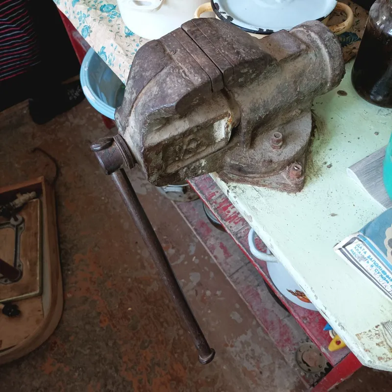 Тиски слесарные настольные