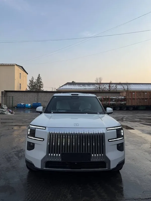 Zeekr 9x 70kw.Srochna Zeekr 9x 70kw sideniya aylanadi full 107.000$ 3