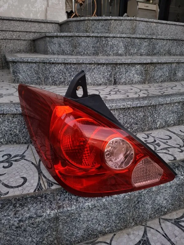 Nissan tiida orqa fara 1 Nissan tiida orqa fara 1