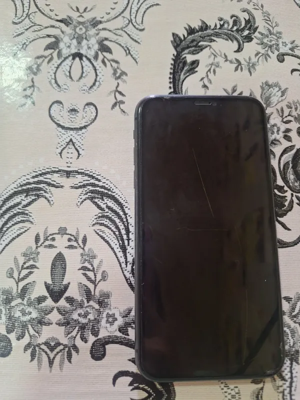 Сам iPhone 11, есть небольшие царапины, 1 900 000 2