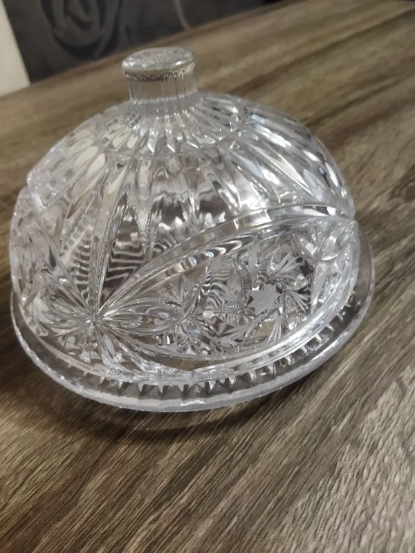 Хрустальная маслёнка фирмы Кристалл Югославия в новом состоянии.