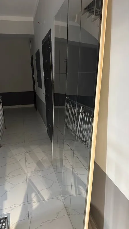 Продается дверь от шкафа с зеркалами и роликом