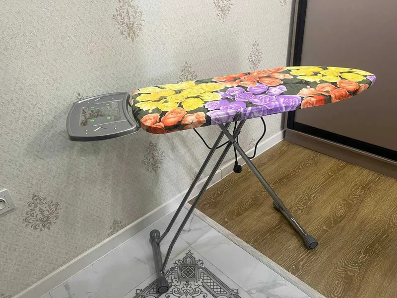 Гладильная доска с подставкой для утюга и розеткой