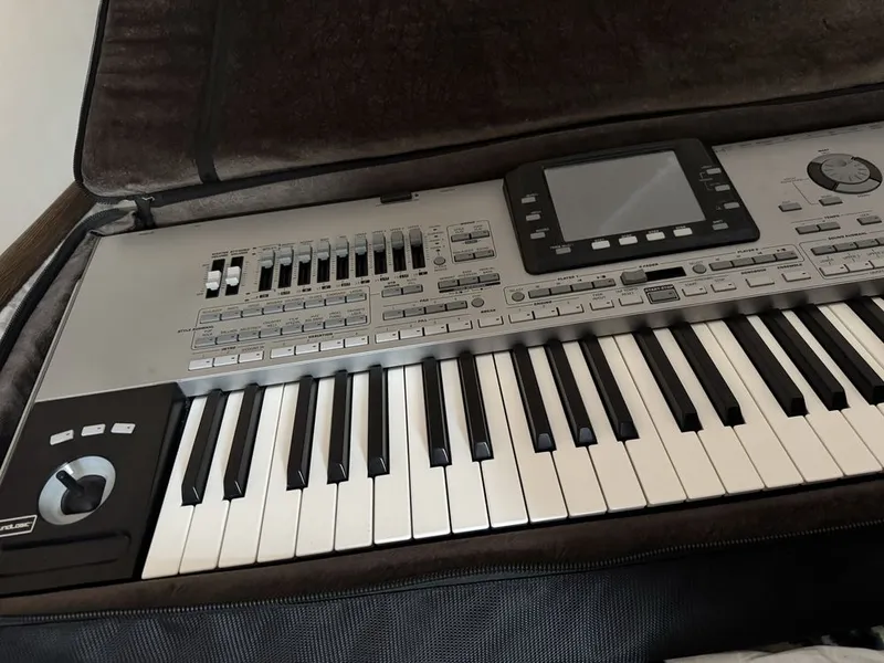 Korg Pa3 sotiladi "срочнo" сотилади.