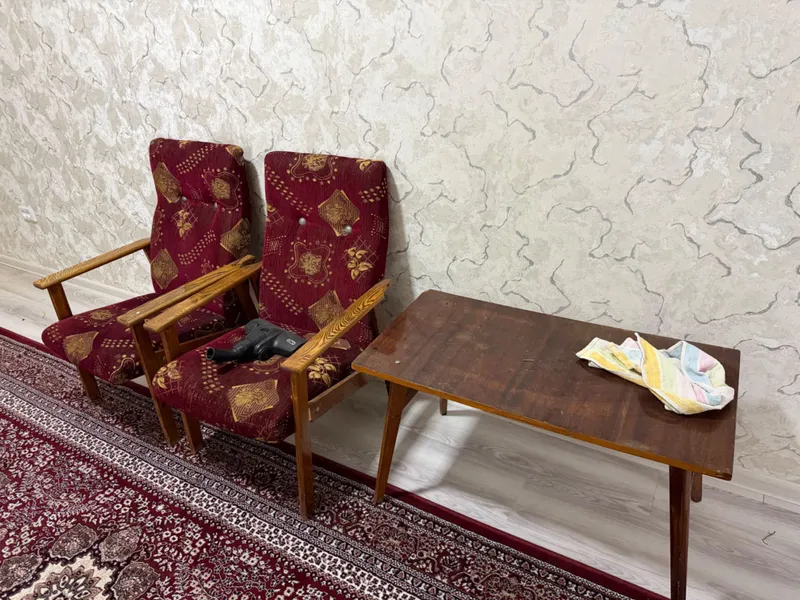 Диван с двумя креслами и столик 2 Диван с двумя креслами и столик 2