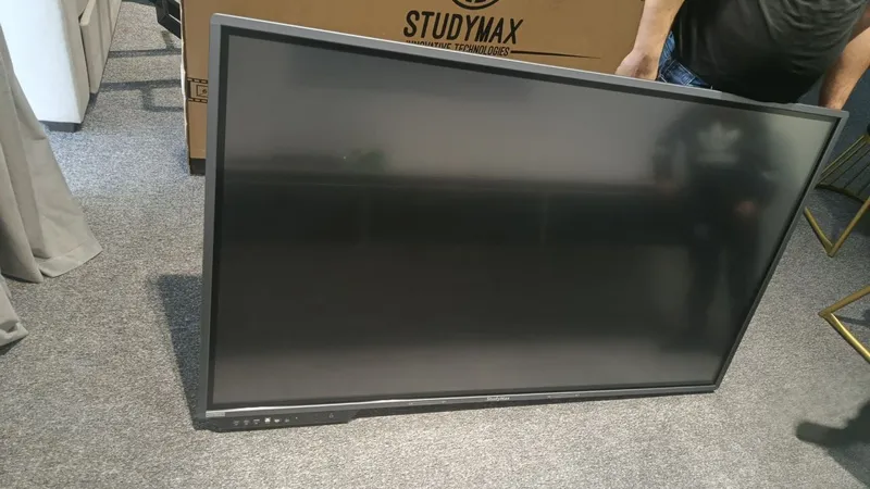 Interactive tauch display 65