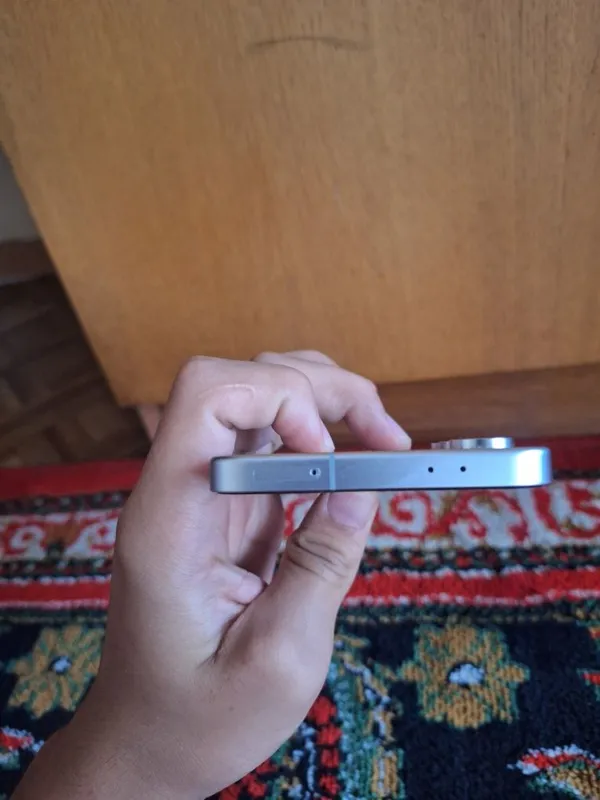 Samsung S24 FE 128GB - Kafolatli, qutisi bilan, holati a'lo — фото 3