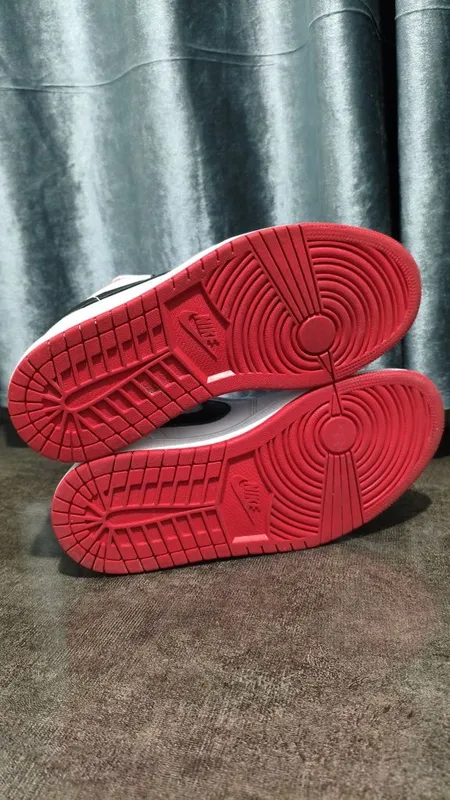 Оригинальные кроссовки Nike Air Jordan 1 — фото 6