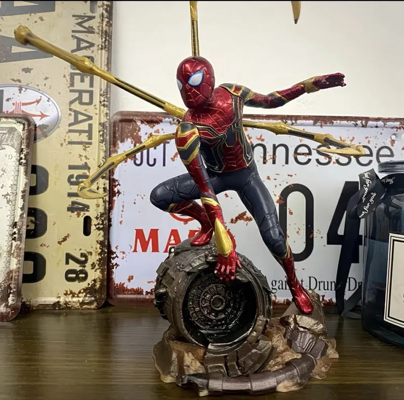 Фигурка Человек-паук (Spider-Man), 20 см, с подставкой