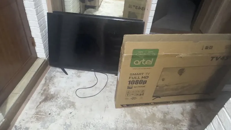 Сломанный Телевизор Artel 109 SM TV 43
