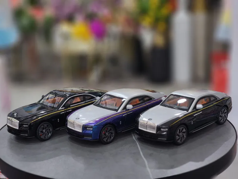 Rolls Royce 1:24 подарок 2 Rolls Royce 1:24 подарок 2