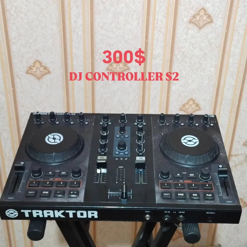 DJ Controller TRAKTOR S2 ..