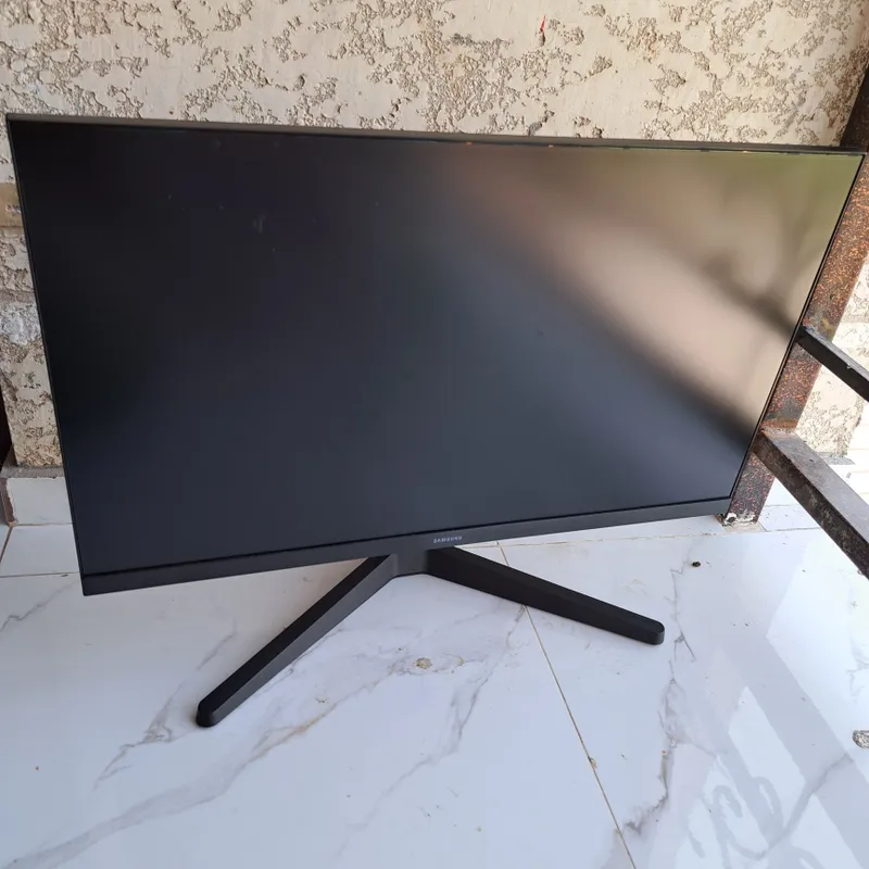 Samsung Essential S3 monitor 1